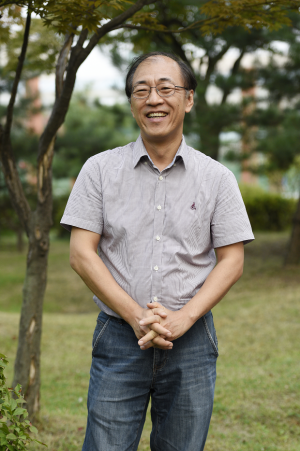 국민대 컴퓨터공학부 이민석교수가 “세상은 공기 반 소프트웨어 반”이라고 주장하며 웃고 있다. - 장경애 기자 제공